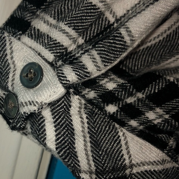 intro. Plaid Flannel Style Black and White Blouse - Picture 8 of 11